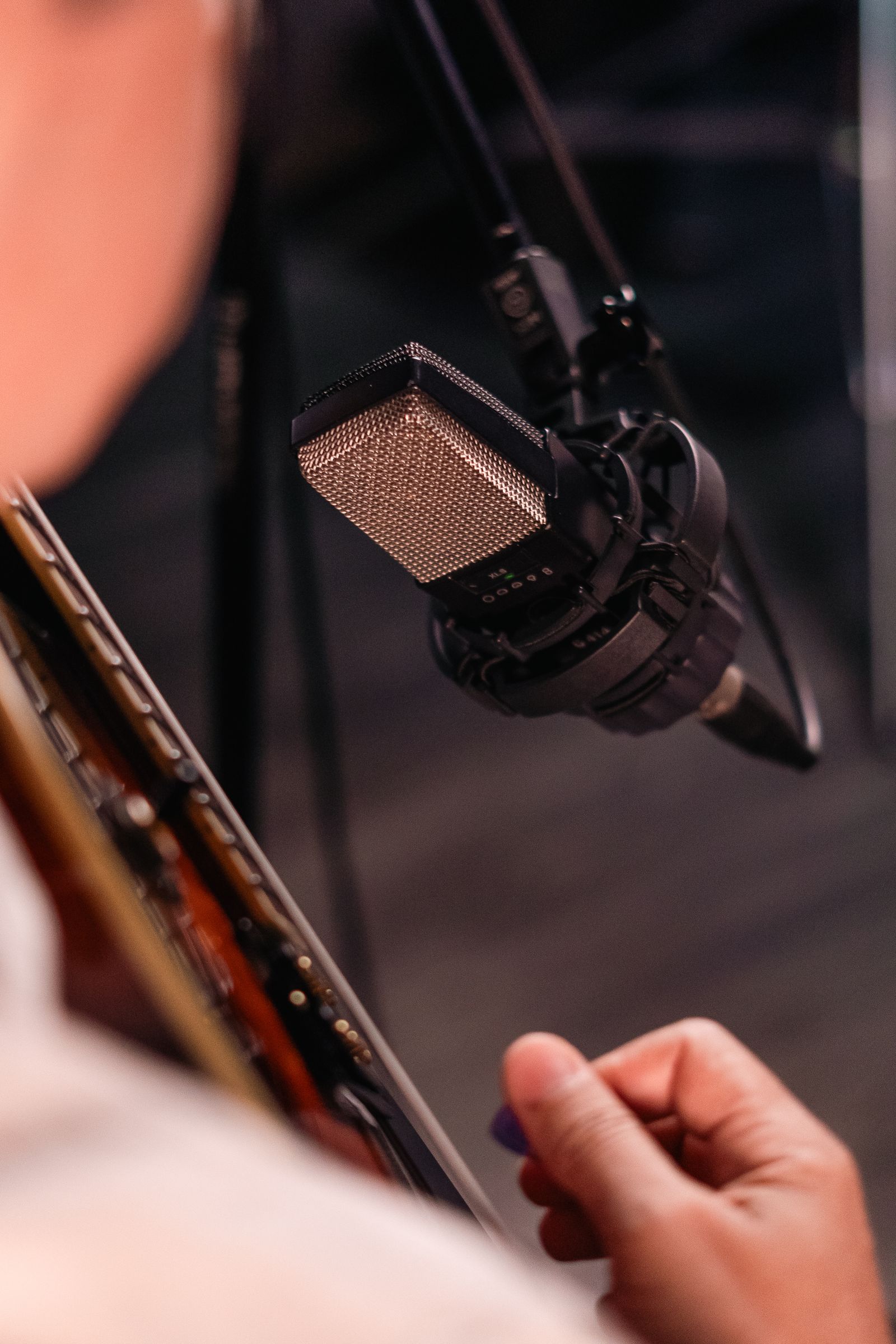 Microphone positioned beside a guitarist